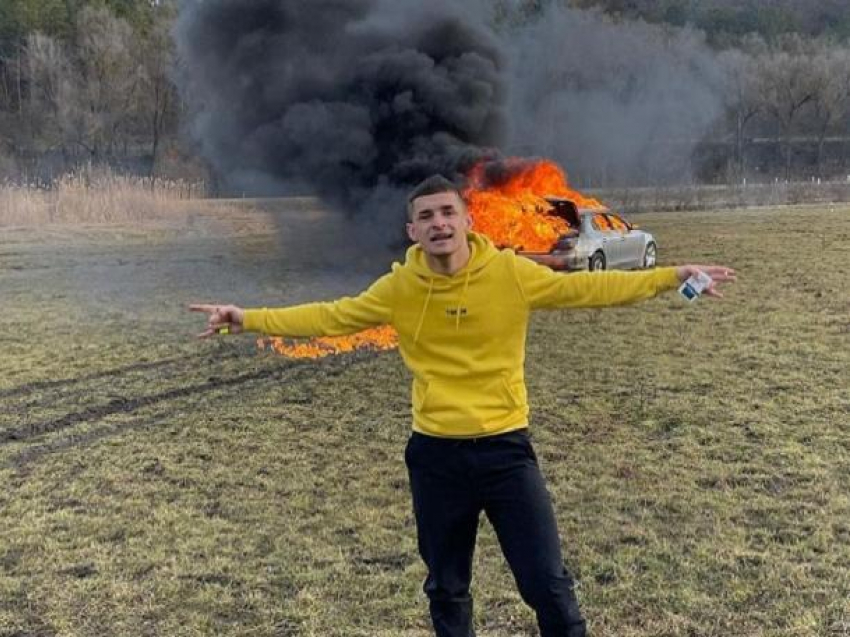 Дурной пример заразителен - еще один молдавский тик-токер сжег свой автомобиль