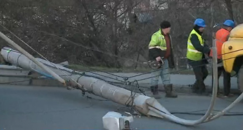 На столичном Виадуке автобус снёс столб