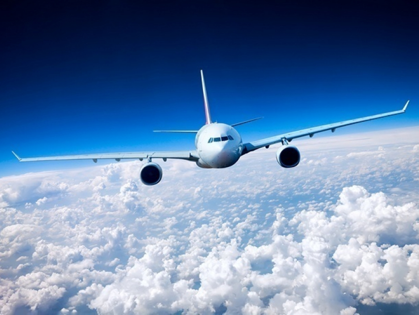 Гуляющего по облакам человека сфотографировали шокированные пассажиры самолета 