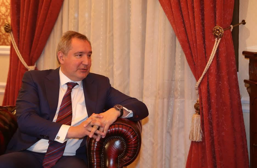 Рогозин прокомментировал поступок либералов, водрузивших на здание резиденции президента флаг ЕС 