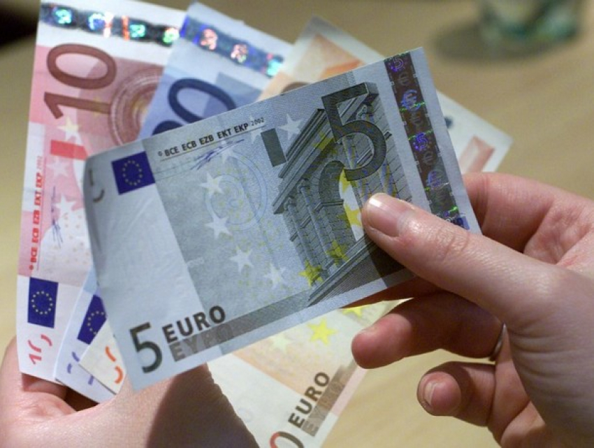 Евро резко подорожал и обошел в цене доллар США: курсы валют на понедельник