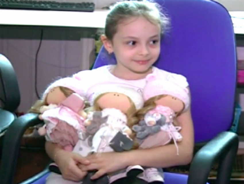 Спасти свою маленькую дочь пытается жительница столицы с помощью удивительных кукол