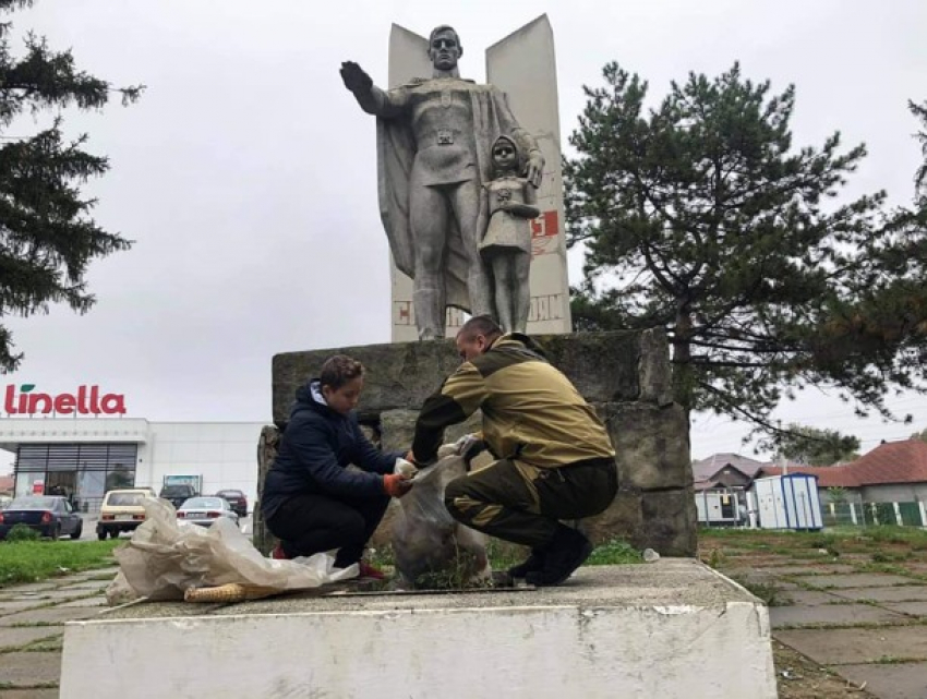 "Жрачка и пивас» важнее памяти: жители Пересечина плюют на состояние местного памятника солдату-освободителю