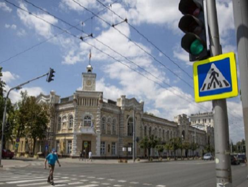 Светофор у примэрии вновь заработал