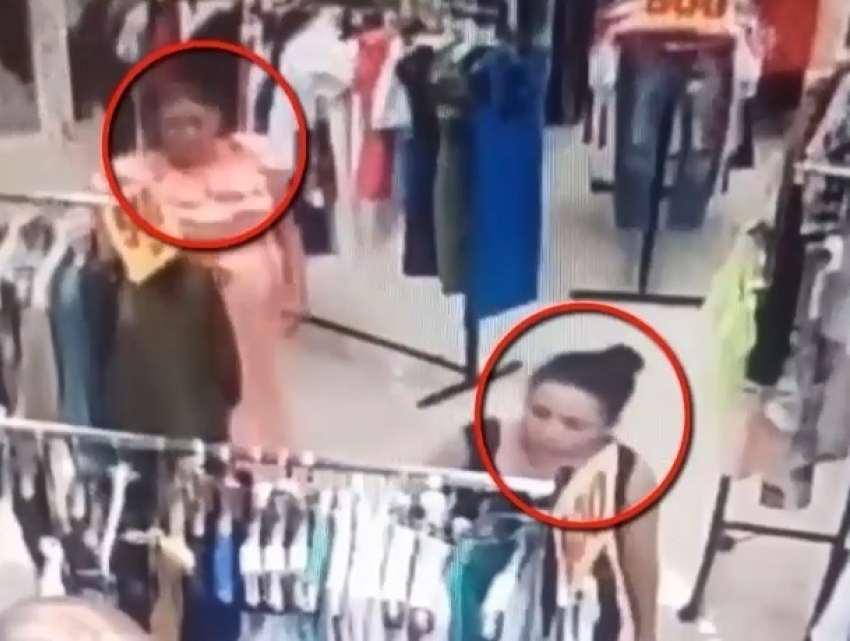 "Незаметно» укравшие одежду в торговом центре Кишинева женщины попали на видео