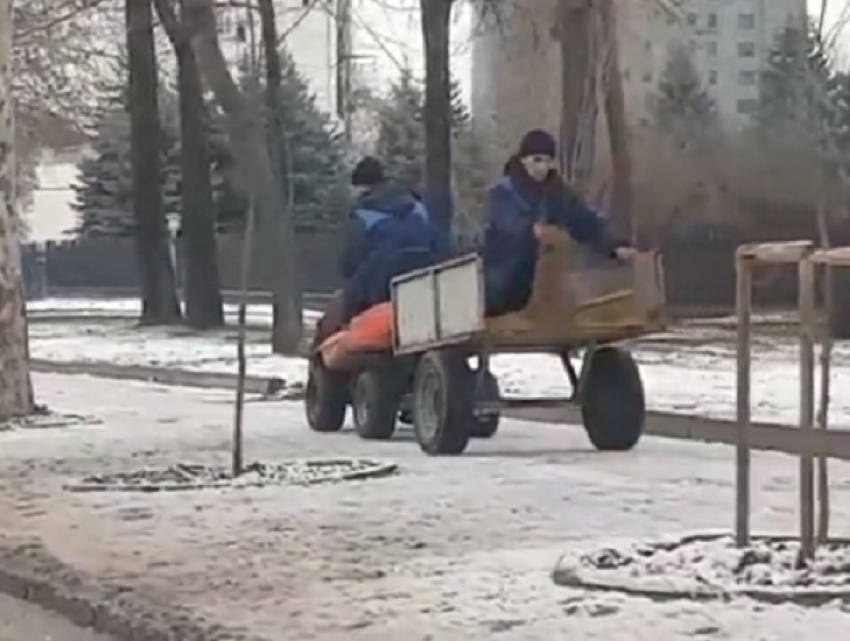 Необычный метод разбрасывания песка на столичные тротуары снял на видео житель Кишинёва