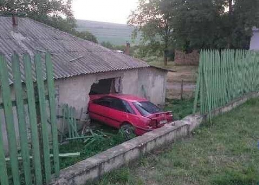 В Оргеевском районе нетрезвый водитель пробил автомобилем стену дома