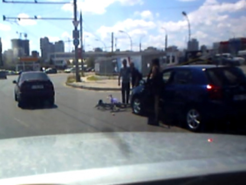 Невнимательная брюнетка за рулем авто сбила велосипедиста на Рышкановке