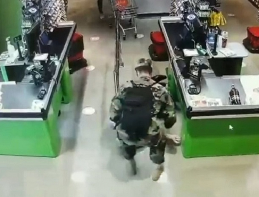 В кишиневском супермаркете военный оказал первую помощь упавшему в обморок мужчине