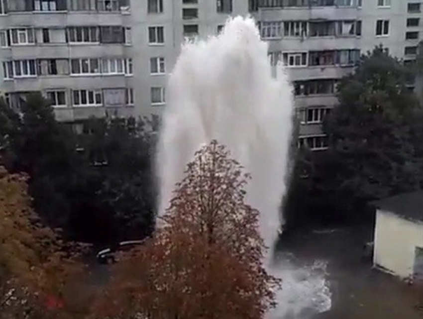 Возмутительный фонтан высотой с пятиэтажку, забивший в Харькове, сняли на видео 