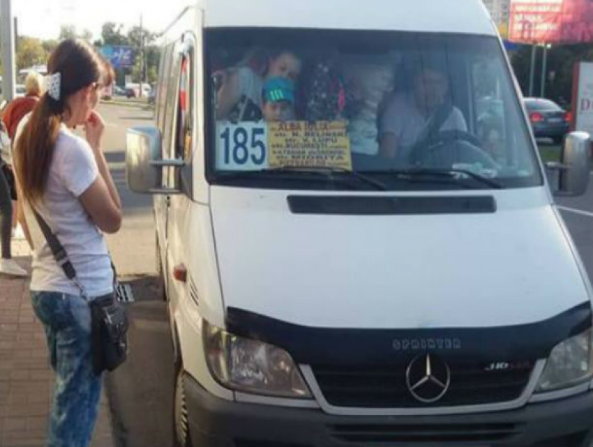 Опасная езда женщин и детей в набитой маршрутке № 185 возмутила жителей Кишинева