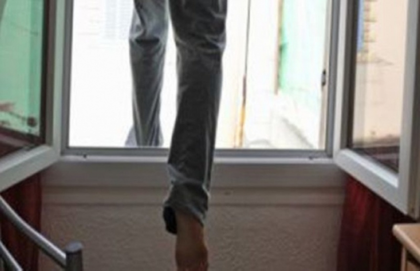 В Кишиневе подросток едва не выпал из окна на 8 этаже