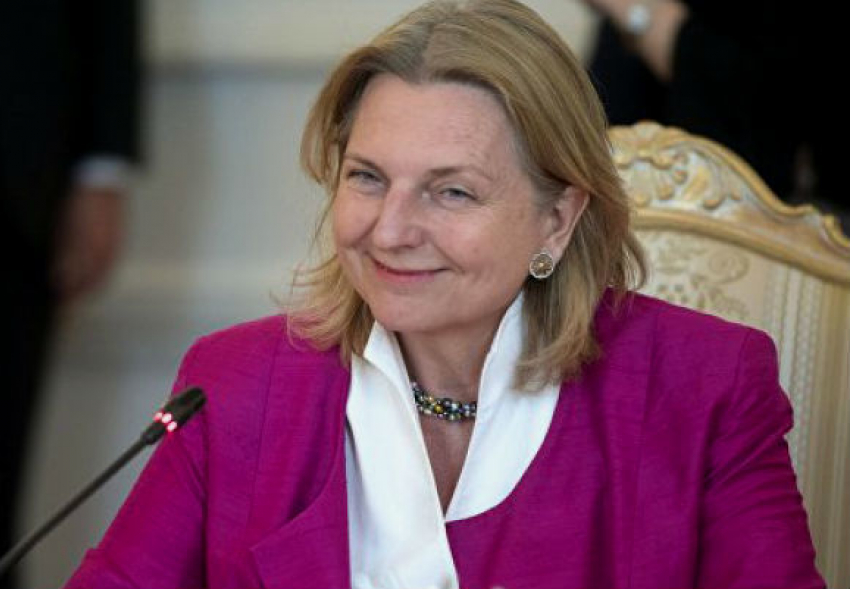 Австрийский министр, танцевавшая с Путиным на свадьбе, потеряла сознание в Альпах