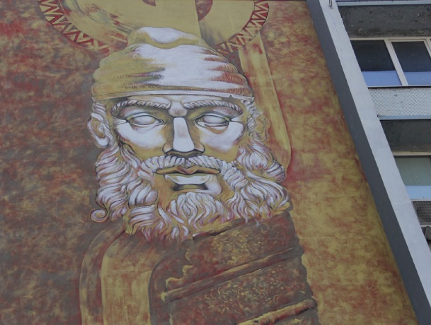 Суровый Децебал появился на 15-метровой стене столичного дома в День независимости  