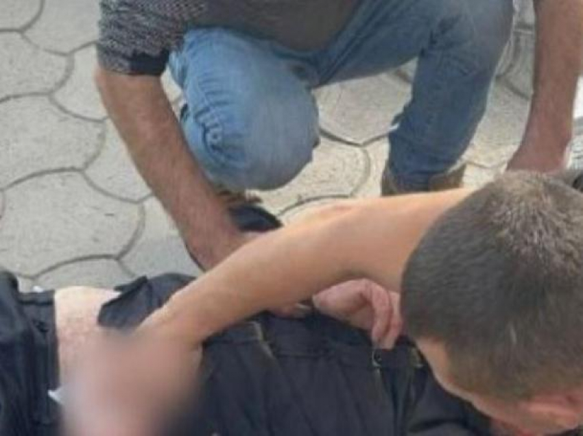 Карабинер спас мужчину, которого зарезали посреди улицы ножом