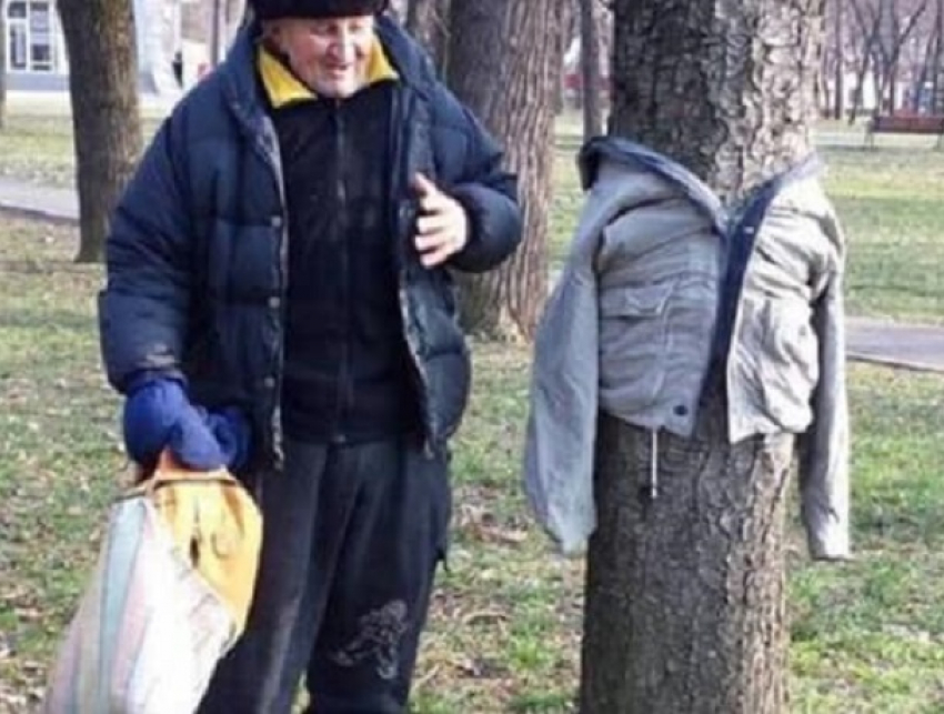 В Кишиневе ради спасения бездомных на деревья оденут куртки