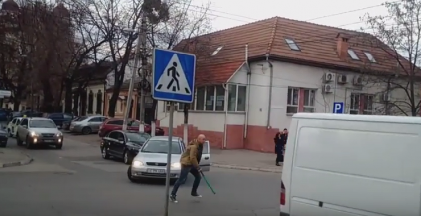 В Кишиневе водитель устроил разборки на дороге с битой 