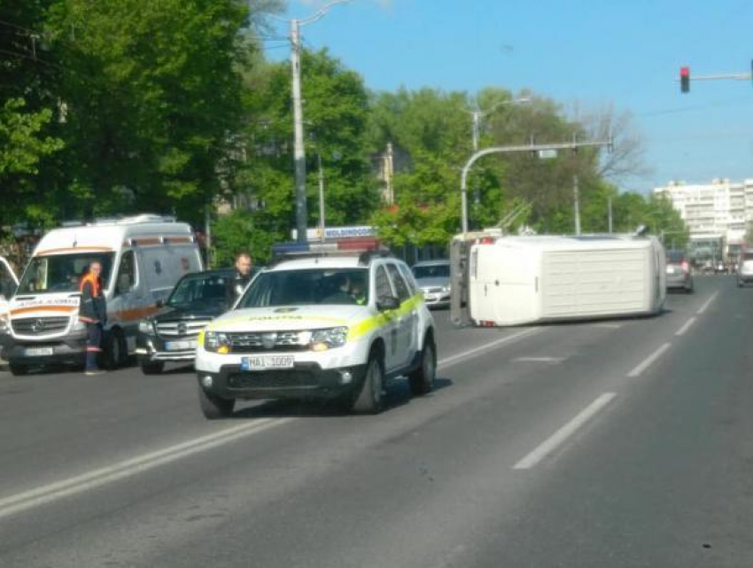 Серьезная авария в столичном секторе Рышкановка: из-за столкновения перевернулся микроавтобус