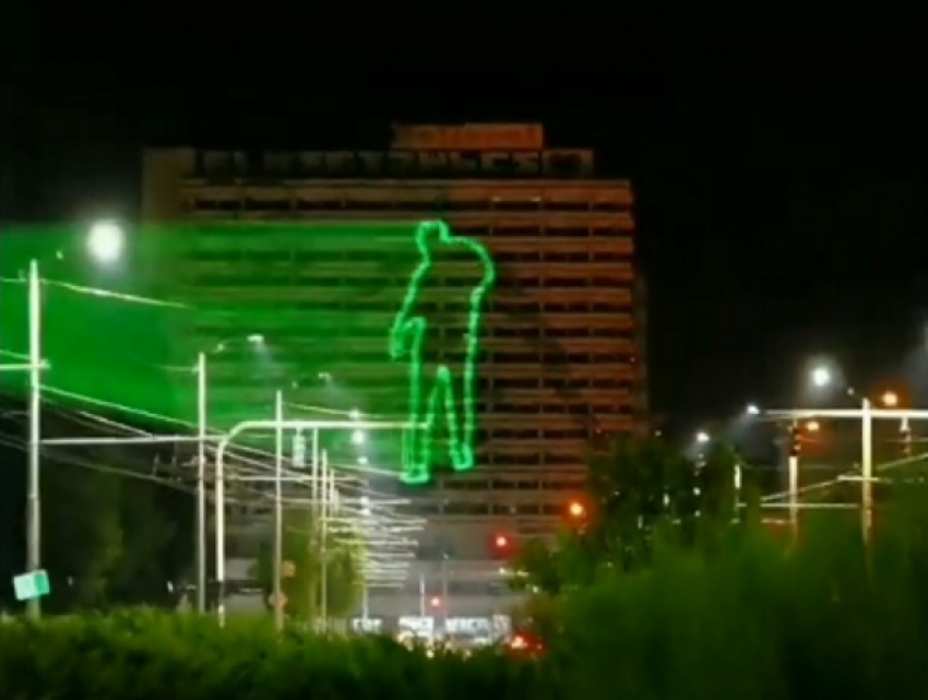 Небольшое лазерное шоу было устроено в Кишиневе, на фасаде остова гостиницы «Националь"