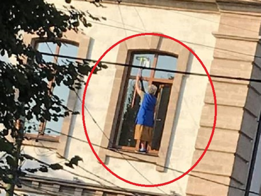 Женщина с риском для жизни вымыла окна главного университета Молдовы