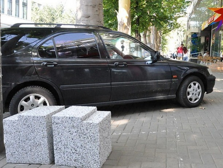 Парковки в Кишиневе должны быть платными и ограниченными по времени, - эксперт