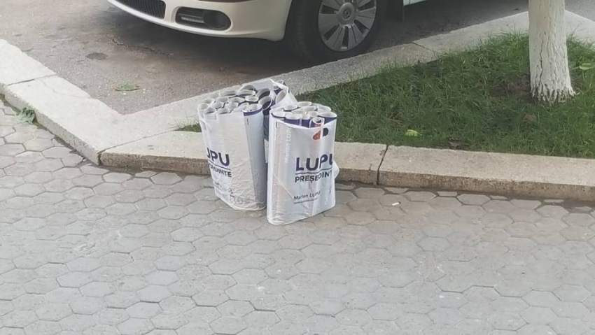 В центре Кишинева «забыли» пакеты с агитационными плакатами за Мариана Лупу