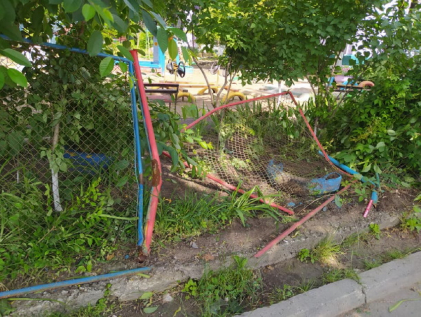 От трагедии спас выходной день: в Кишиневе авто протаранило забор детского сада