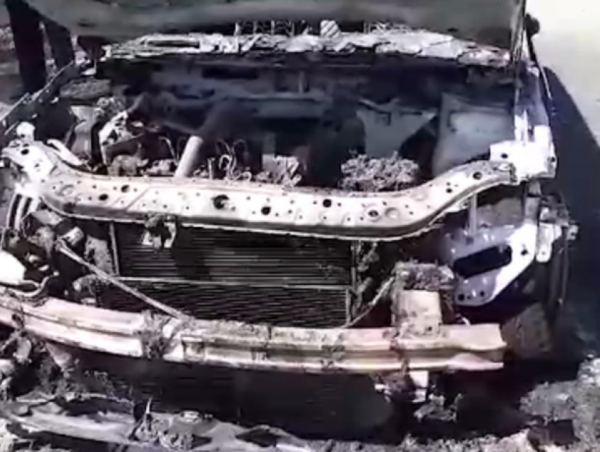 Чудовищно уничтоженный во время движения автомобиль в Яловенах попал на видео 