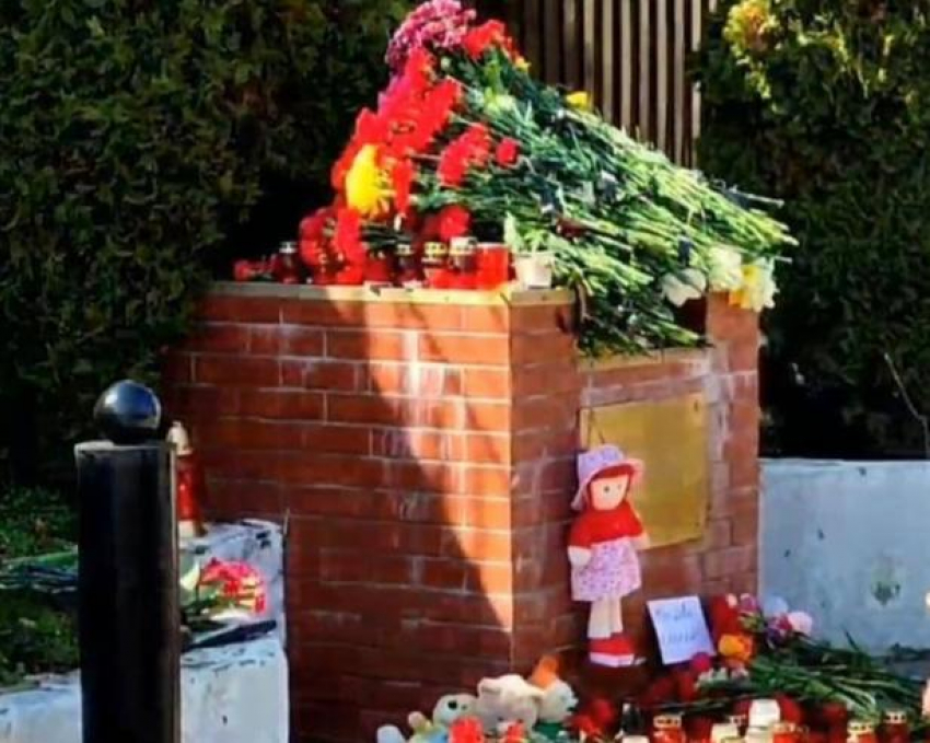 Партия «ШОР» возложила цветы у посольства России в Кишиневе и у русской общины в Бельцах