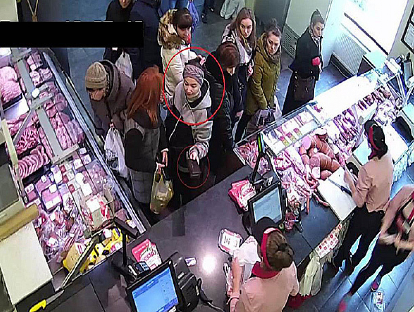 Наглая покупательница, присвоившая чужой кошелек, попала на видео в Кишиневе