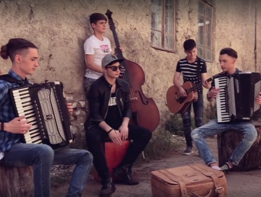 Видео любовной песни молдавских музыкантов стало хитом соцсети