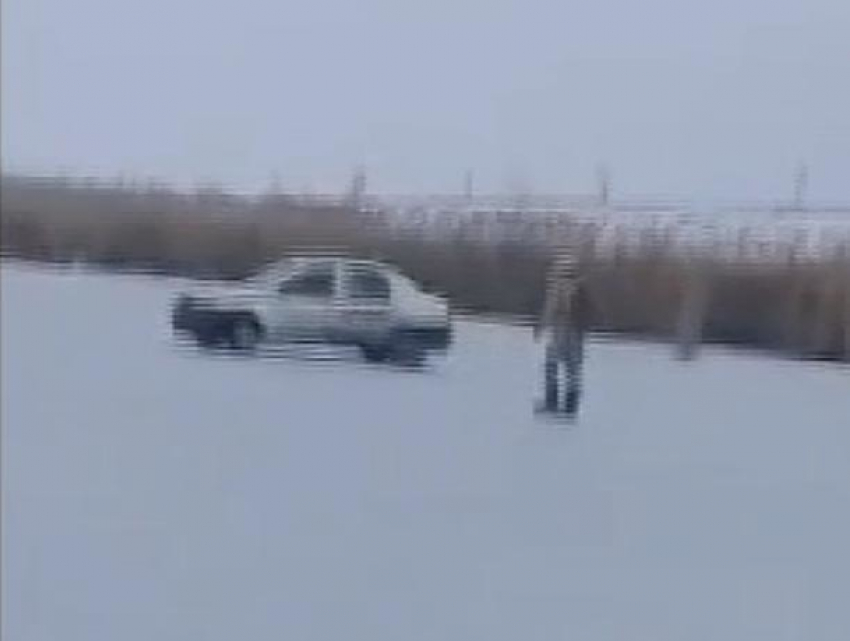 Опасный дрифт таксиста на тонком льду водоема в Яловенах сняли на видео