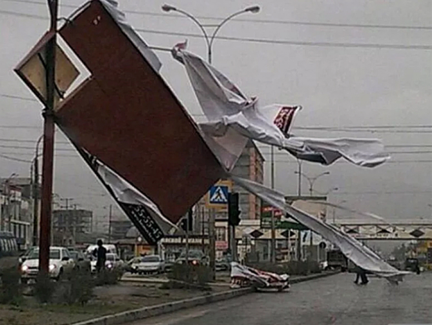 Ураганный ветер обрушился на Молдову и оставил без электричества 32 населенных пункта 