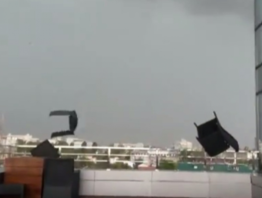 Улетающие с крыши стулья во время бури в Кишиневе сняли на видео 