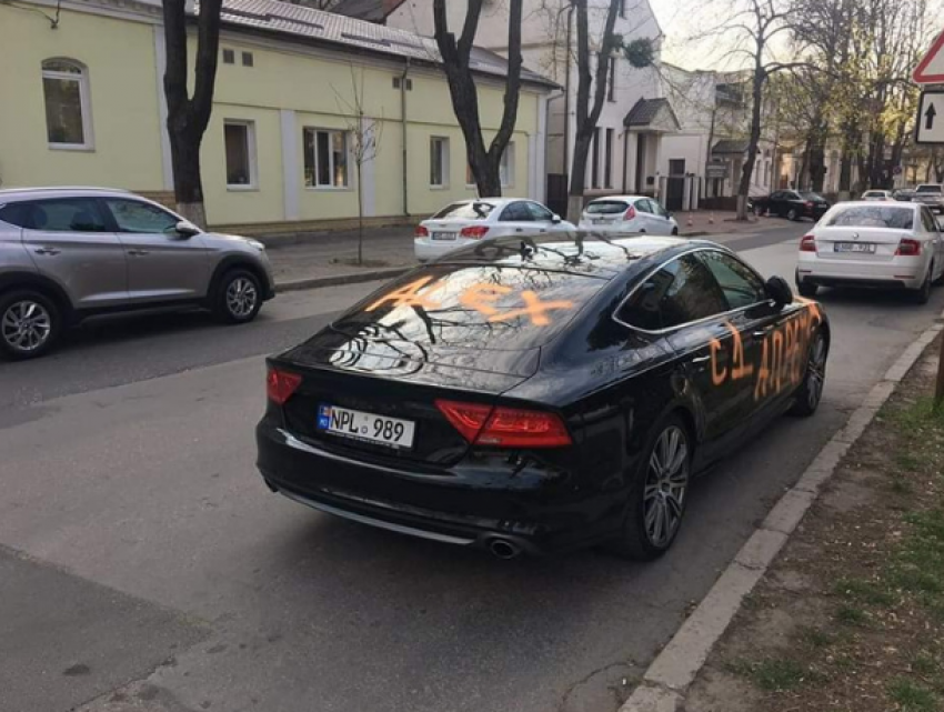 В Кишиневе владельца Audi A7 поздравили с 1 апреля, испортив автомобиль