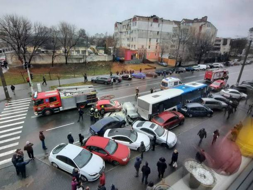 Чудовищное ДТП в Кишиневе! Автобус протаранил более 10 автомобилей