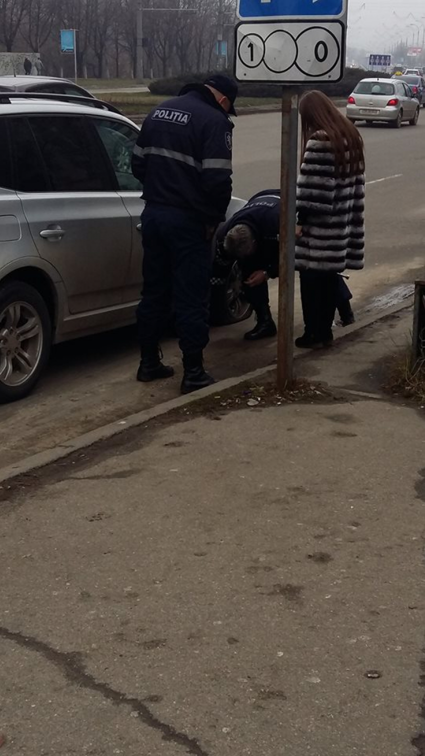 Сотрудники полиции пришли на помощь автолюбительнице, проколовшей колесо