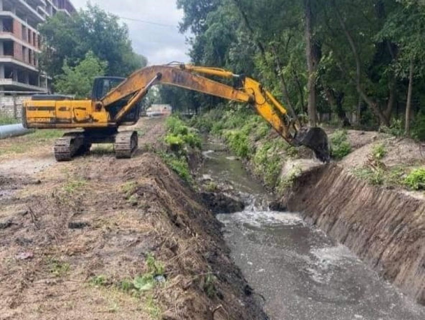 В Кишиневе очищают русло притока реки Бык