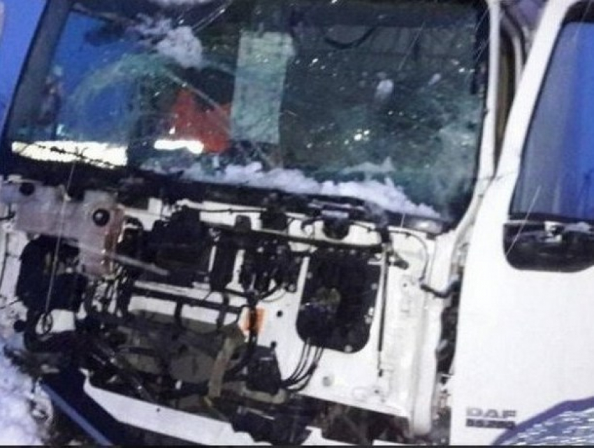 Микроавтобус столкнулся с грузовиком в Хынчештах: два человека погибли, четверо получили ранения