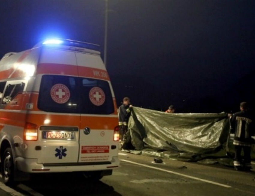 Полицейские вырезали застрявшего в раздавленной машине молдаванина в Альпах