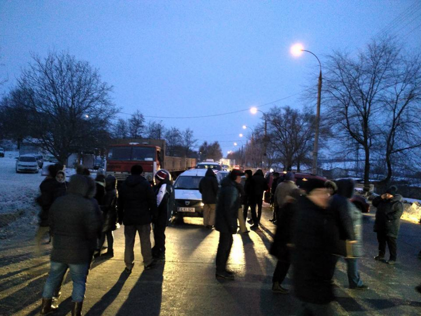 LIVE! Депутаты-социалисты и местные жители перекрыли дорогу на Милеску-Спэтару, 23