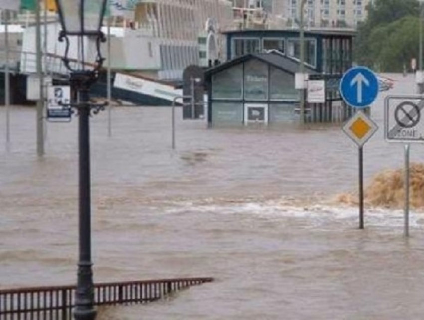 Коды опасности ввели в связи с сильными ливнями, шквальным ветром и резким похолоданием в Румынии