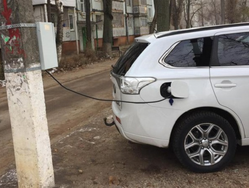 На Чеканах водитель соорудил зарядную станцию для электромобилей на столбе