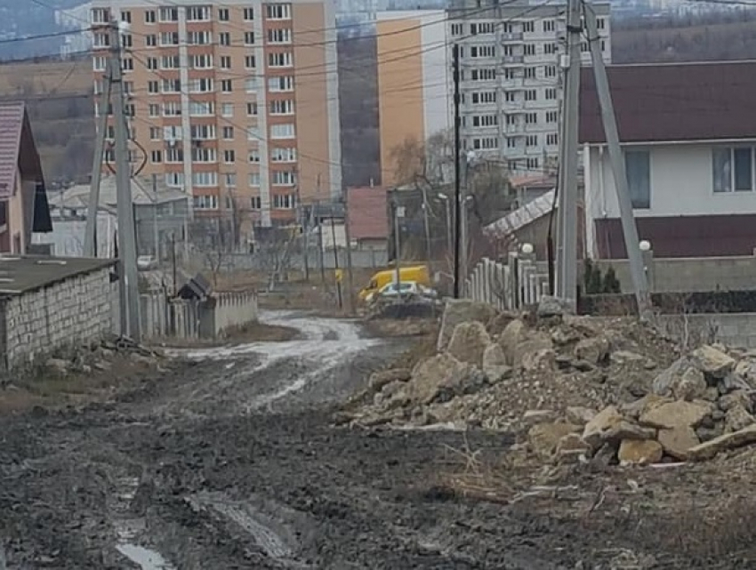 Грязевой ад и резиновые сапоги вместо туфель в трех километрах от Кишинева показала местная жительница