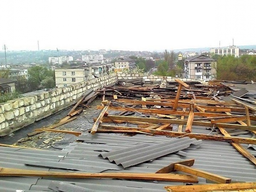 Грозы с ливнями обесточили районы, снесли крыши и уничтожили посевы в Молдове