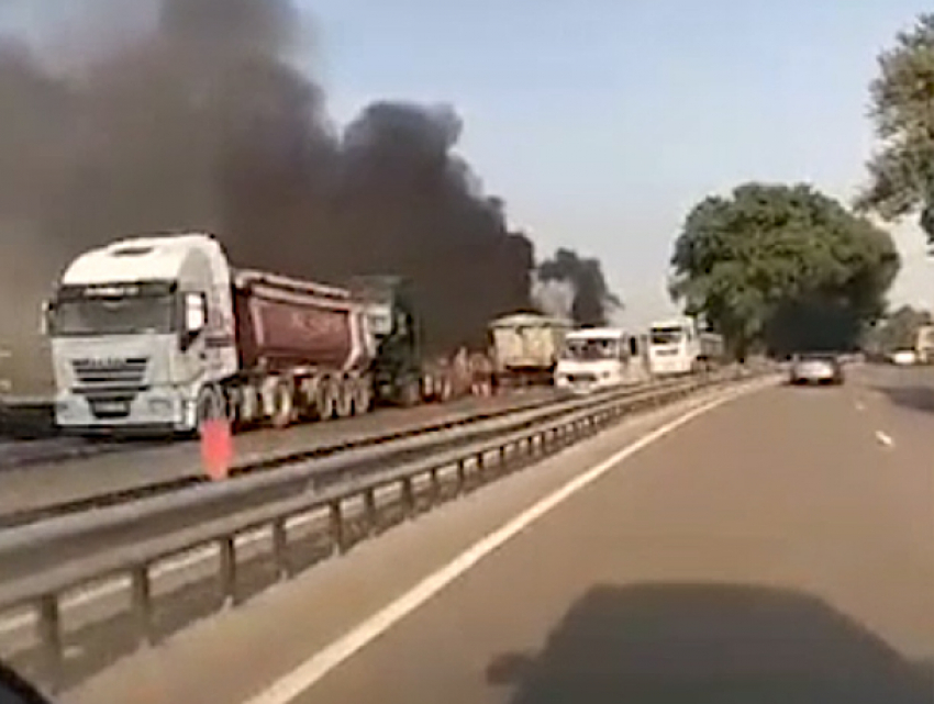 Эпично горящий грузовик с прицепом на трассе Кишинев - Оргеев попал на видео 