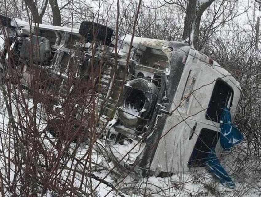 Четыре человека, в том числе двое подростков, получили травмы в результате аварии на яловенской трассе