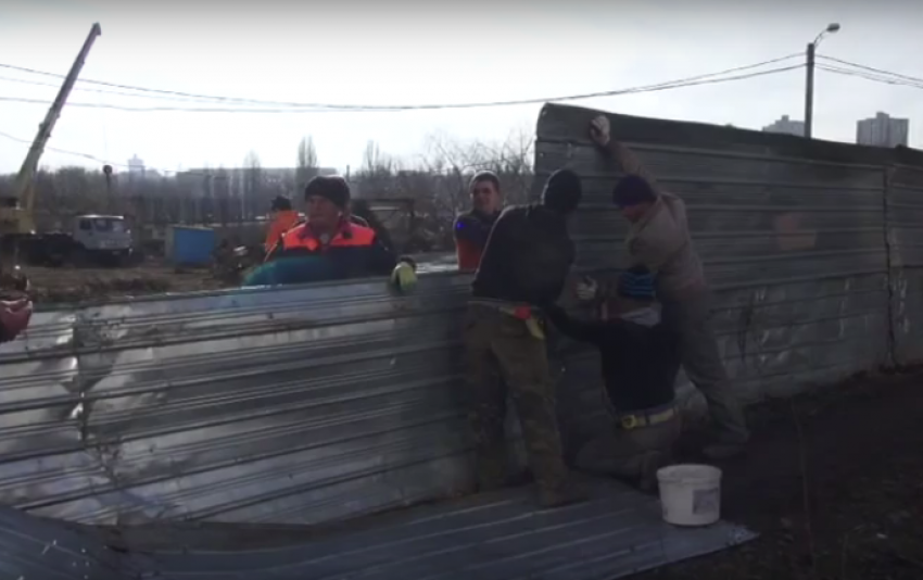 По адресу А. Дога 32/2 продолжают строить жилой комплекс на месте спортивной площадки