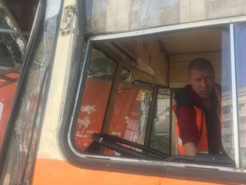 В столкновении троллейбуса с остановкой пострадала девушка, её доставили в больницу