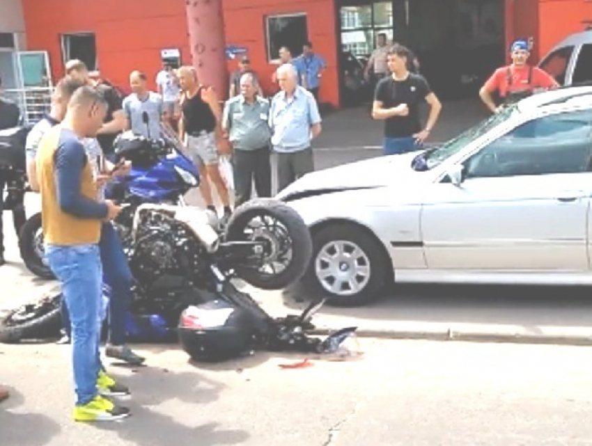 Мотоциклист получил тяжелые травмы при столкновении с BMW в Кишиневе